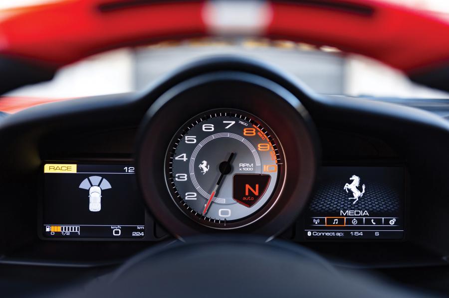 Панель приборов Ferrari 488 GTB The Le Mans (229458) 2018 года  (фото 16 из 32)